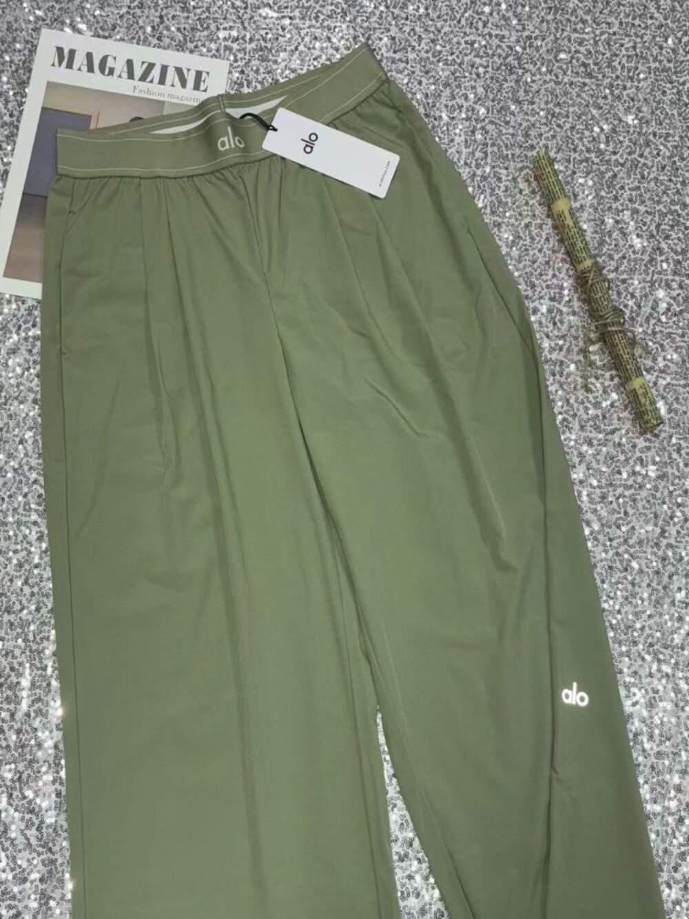 ✨Alo Yoga Suit Up Trouser (Regular)Dune Grass 30-inch Loose Fit Trousers🌿
